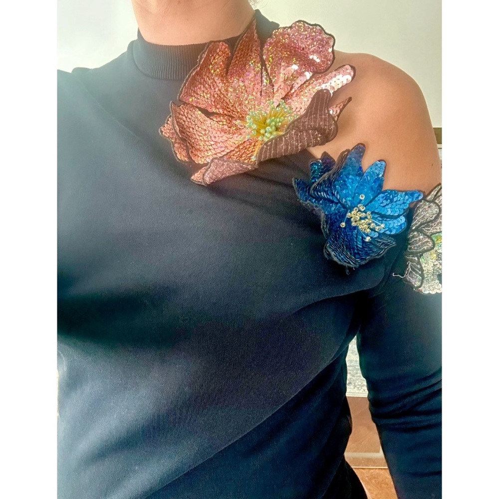 FLORAL-EMBELLISHED COLD-SHOULDER SWEATSHIRT IN BLACK, SIZE XS - Picture 1 of 4